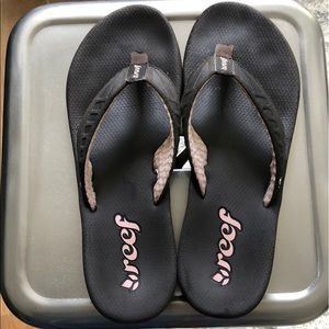 Reef flips hardly worn